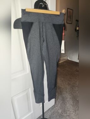 Casa Zeta Jones Women's Heather Gray & Black Active Leggings. Sz M NWT